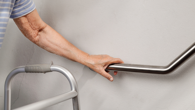 從浴室止滑到起身輔助扶手椅-打造老人居家安全3大實用建議