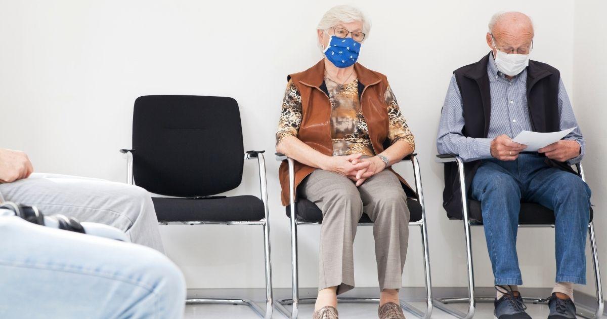 安泰樂齡起身椅，專為銀髮族／行動不便者設計，免插電、好移動！