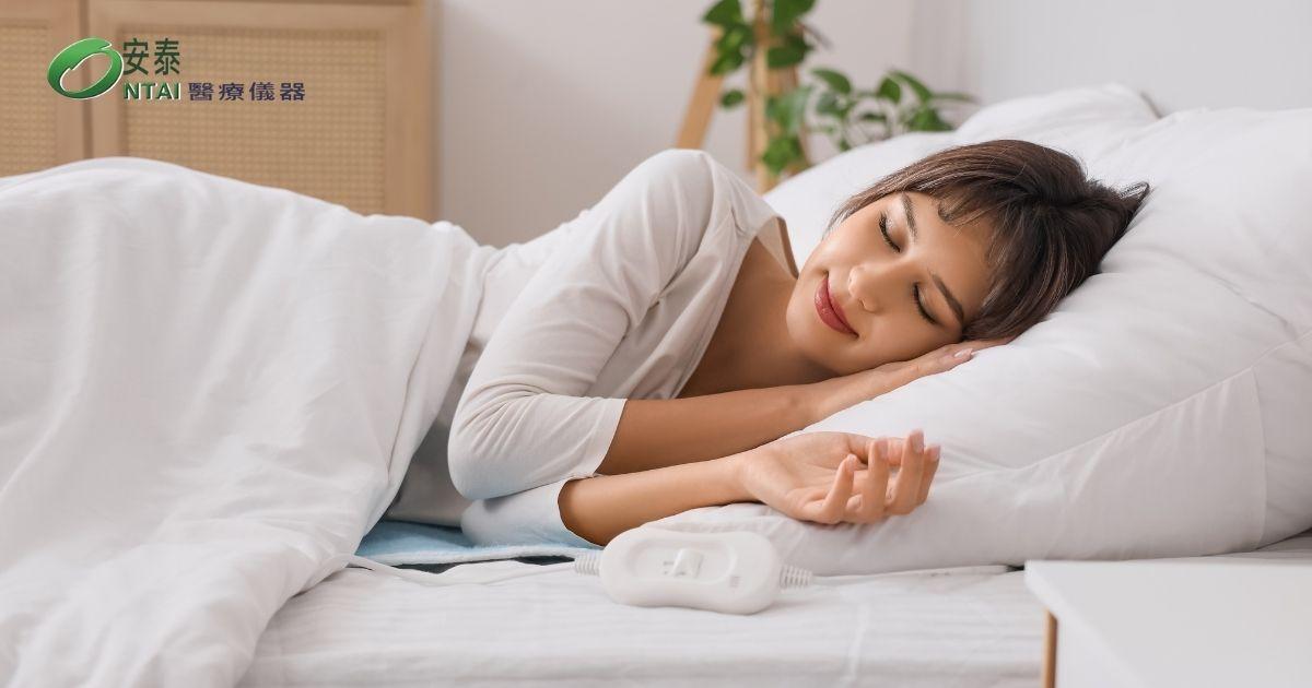 腰部與腿部是血液循環的重要通道，尤其長時間久坐者，容易產生僵硬與倦怠。此時可使用電熱敷毯或多功能熱敷墊，貼合腰背部進行溫熱保健。穩定的溫度能幫助放鬆局部緊繃感，提升日常舒適度。